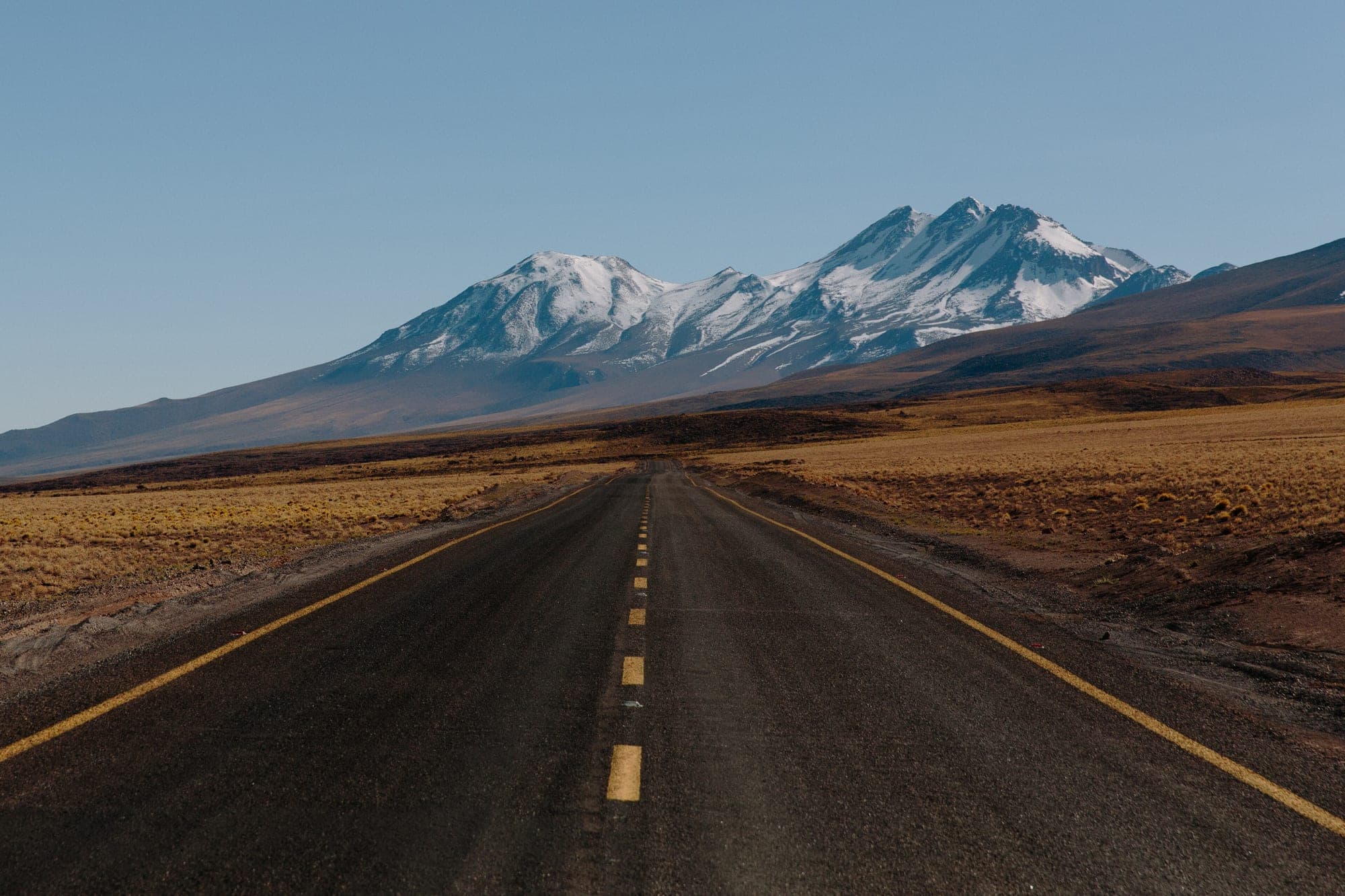 Carretera recta hacia los volcanes de San Pedro de Atacama