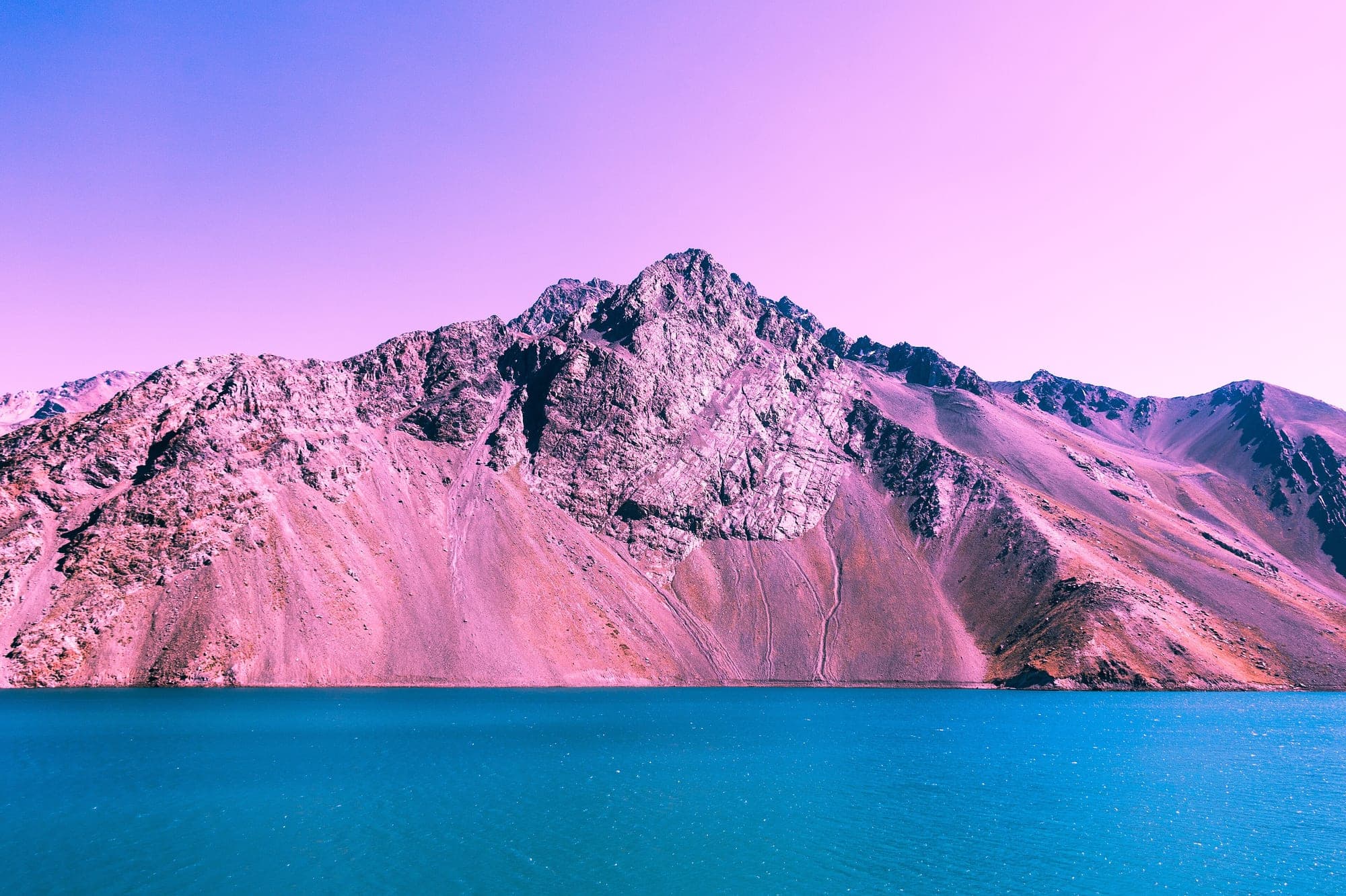 Embalse El Yeso de agua turquesa rodeado de cerros en el Cajón del Maipo