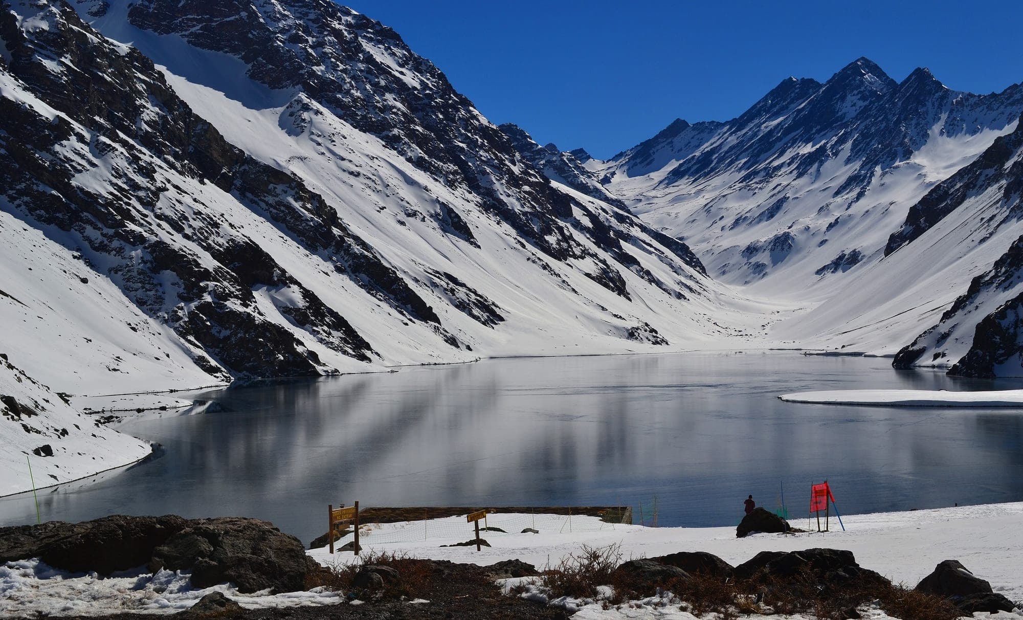 Laguna del Inca rodeada de montañas nevadas en Portillo